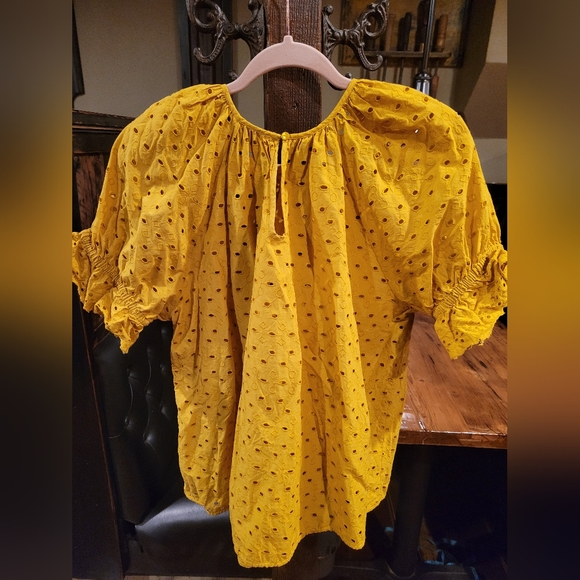 Universal Threads Eyelet Mustard Top L - Picture 2 of 4